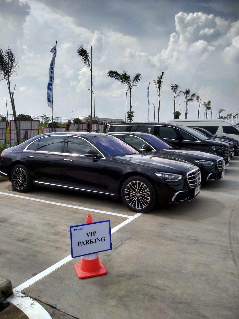Harga Sewa Mobil Mewah Jakarta: Rincian Biaya & Cara Membacanya